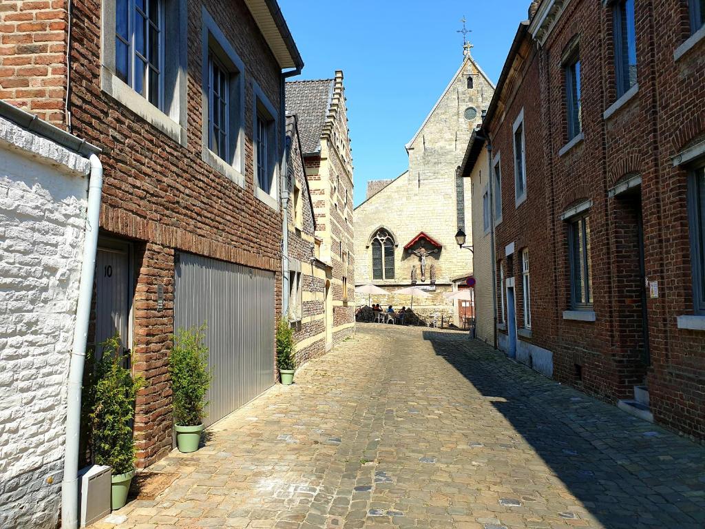 un vicolo vuoto in un vecchio edificio di mattoni di Studio Belgica Begijnhof Tongeren a Tongeren