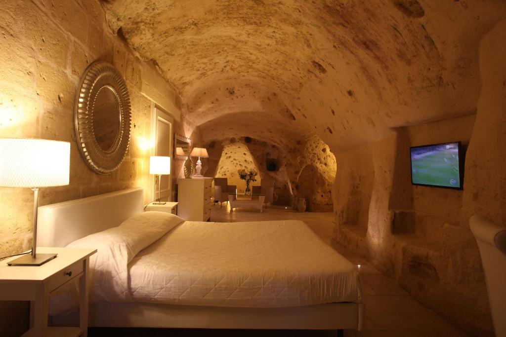 Una cama o camas en una habitación de Caveoso Hotel