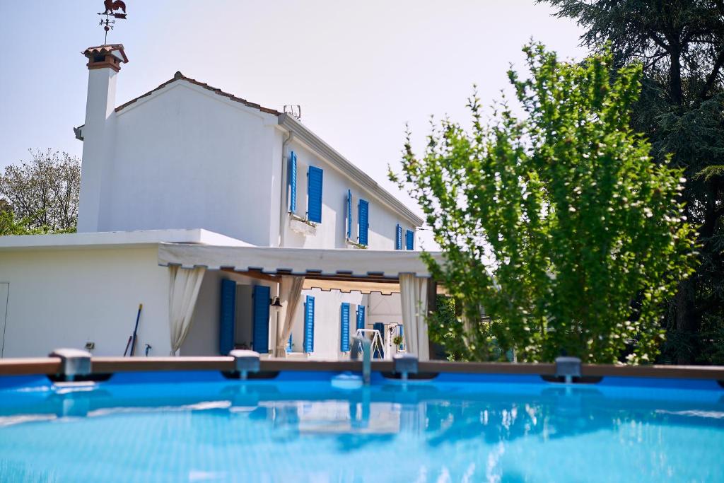 Kolam renang di atau di dekat Cà del Mar rustico a Jesolo con giardino e piscina privati ad uso esclusivo #