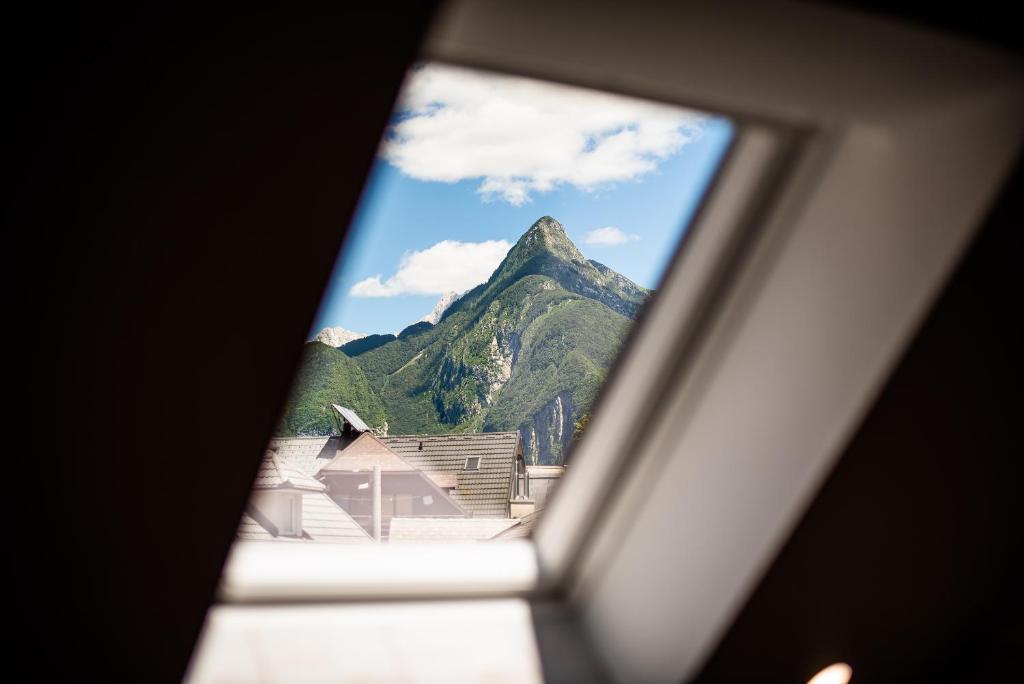 uma vista para uma montanha através de uma janela em Vila K29 em Bovec