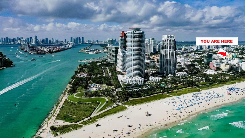 uma vista para uma praia com uma placa que diz que você está aqui em Miami Beach Rooms B&B em Miami Beach