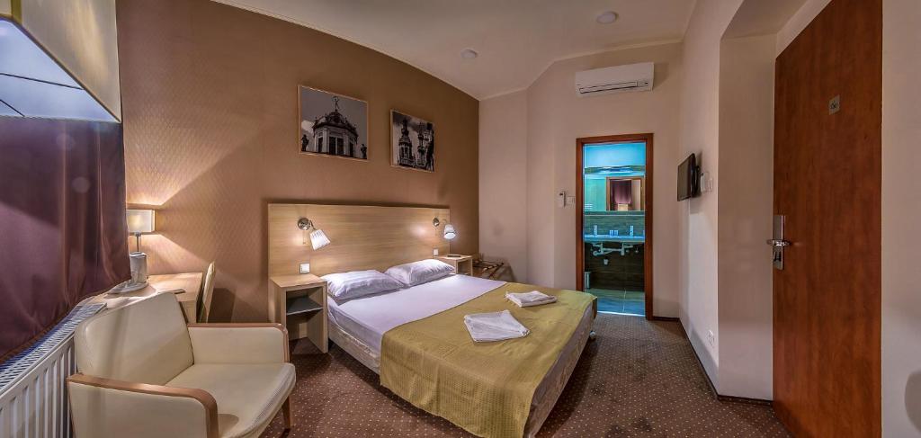 Giường trong phòng chung tại Budapest Citi Guesthouse - self check in