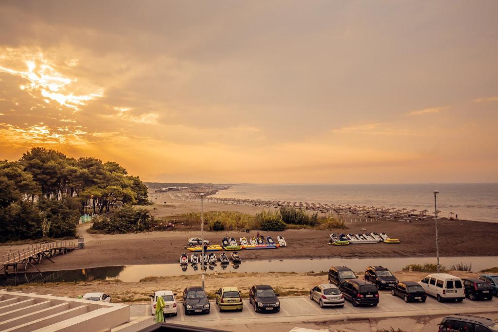 ein Parkplatz mit am Strand geparkt in der Unterkunft Adriatic Apartment in Ulcinj