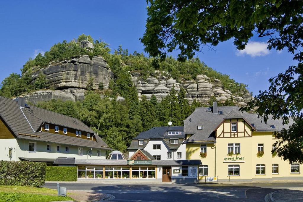 een hotel met een berg op de achtergrond bij Land-gut-Hotel Cafe Meier in Kurort Oybin