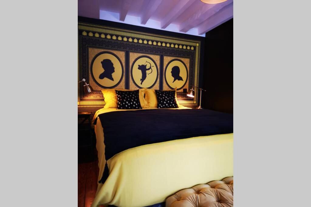 A bed or beds in a room at Le Boudoir