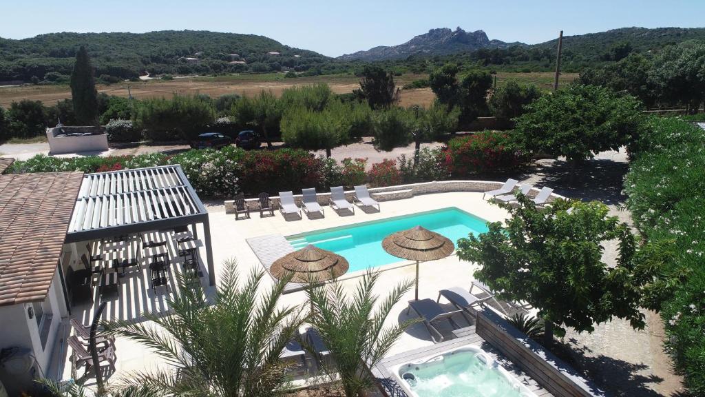 une image d'une piscine avec des chaises dans l'établissement Hôtel Padolo, à Bonifacio