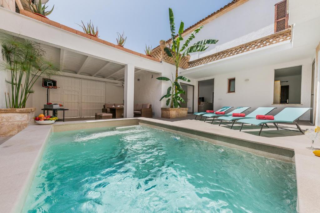 The swimming pool at or close to Holiday Home Can Cremat