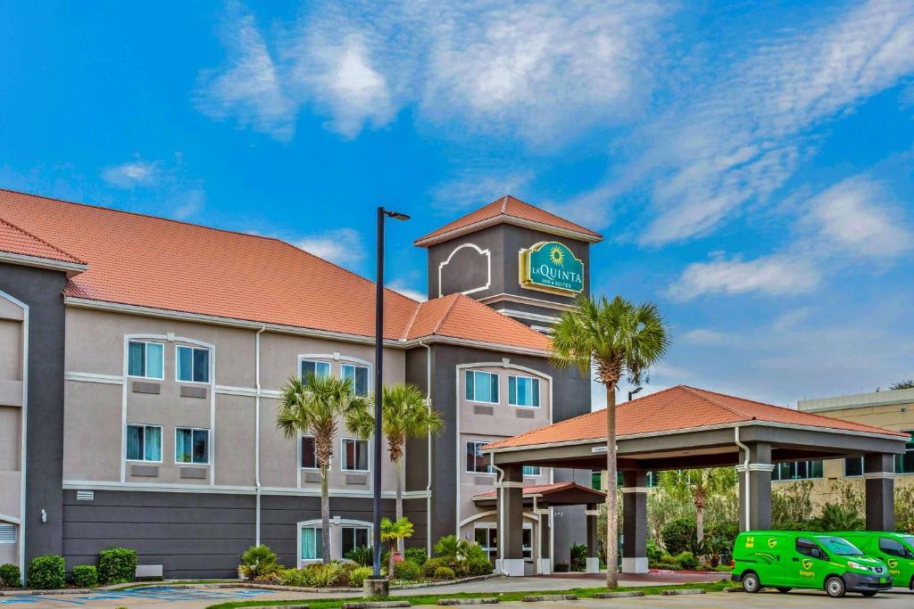 hotel z wieżą zegarową na górze w obiekcie La Quinta by Wyndham Biloxi w mieście Biloxi