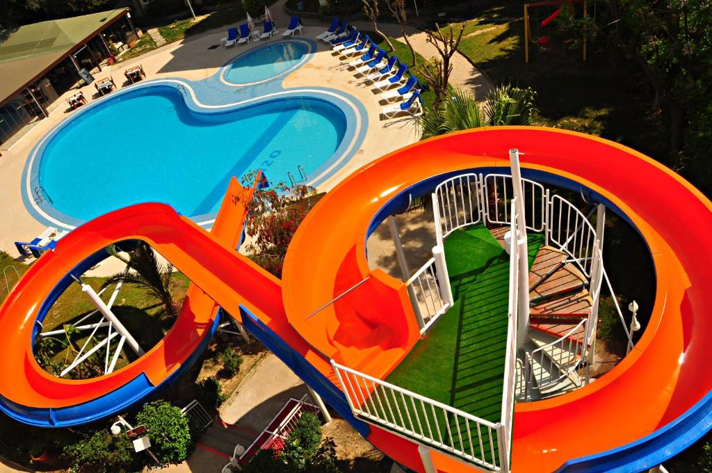 - une vue aérienne sur un toboggan aquatique dans un parc aquatique dans l'établissement Melissa Garden Apart Hotel, à Sidé