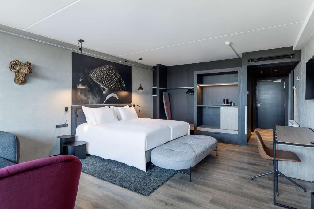 Tempat tidur dalam kamar di Radisson RED Aarhus