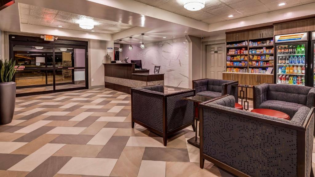 Зона вітальні в Best Western Plus Heritage Inn Houston