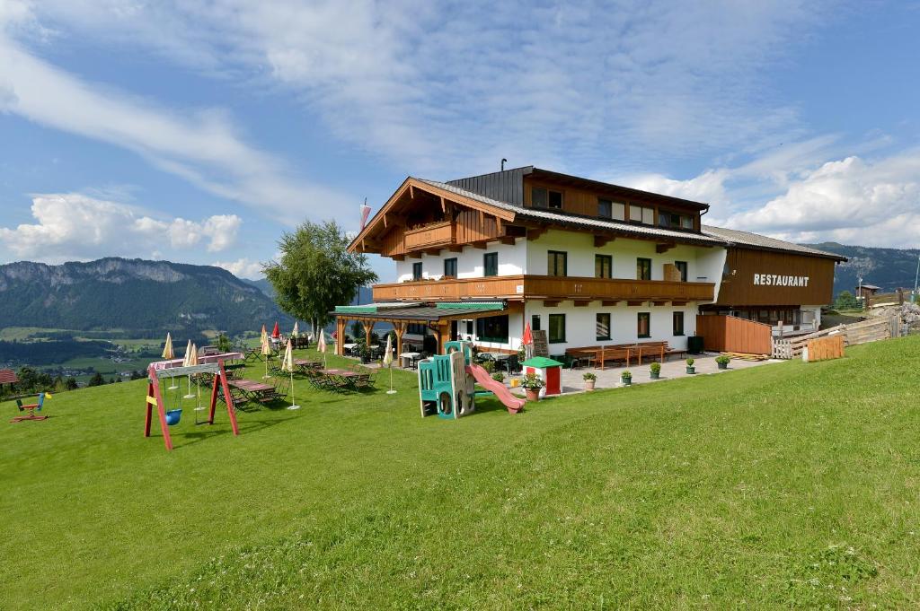 サンクト・ジョアン・イン・チロルにあるAlpengasthof Hirschbergの広い建物