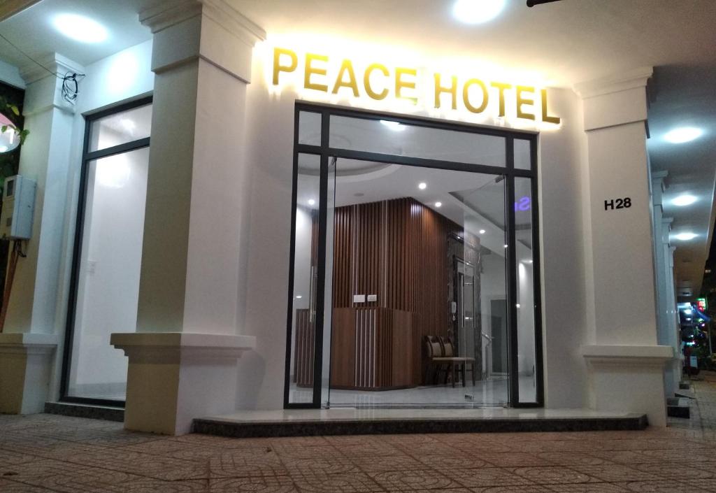 una señal de hotel de paz en un lado de un edificio en PEACE HOTEL, en Vung Tau