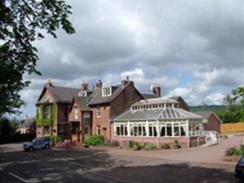 une grande maison avec une serre devant elle dans l'établissement Inchture Hotel, à Dundee