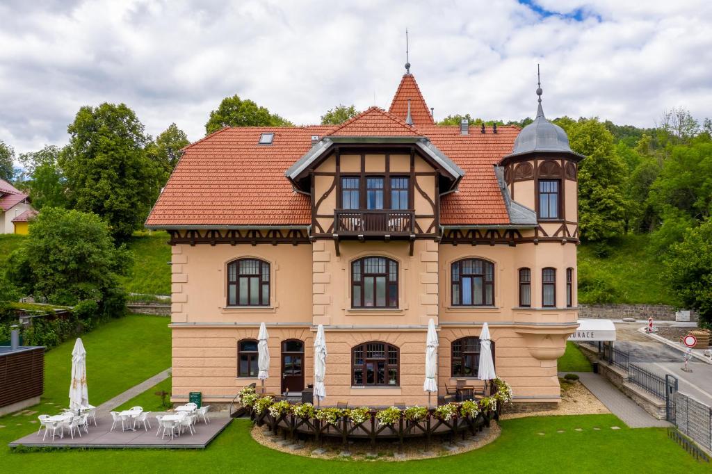 una casa grande con una torreta en el césped en Vila ELIS, en Jeseník