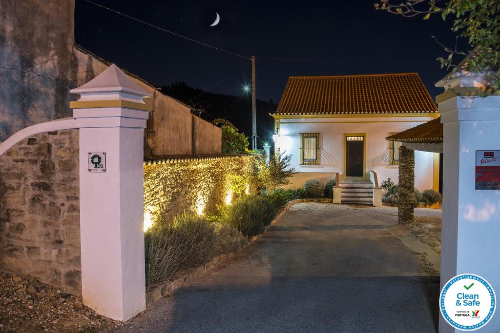 een huis met een verlichte oprit ervoor bij Quinta da Eira Velha in Aldeia do Mato