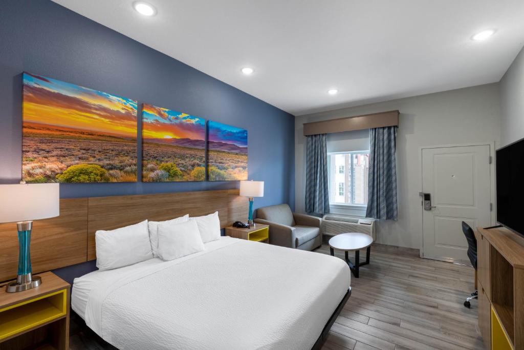 Televisyen dan/atau pusat hiburan di Days Inn & Suites by Wyndham Downtown/University of Houston