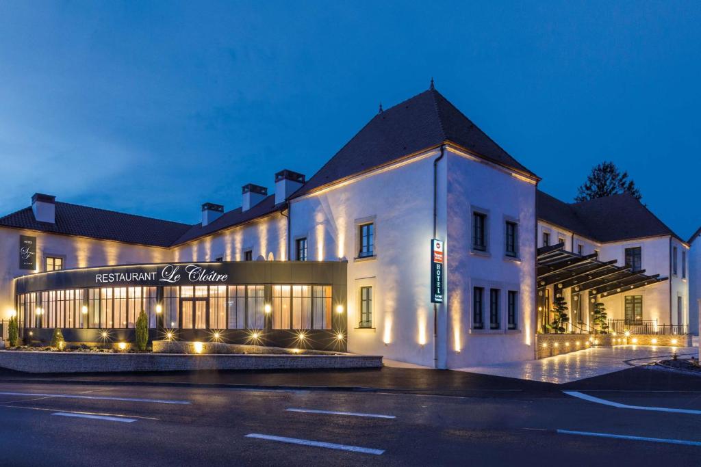 トゥールニュにあるHôtel & Spa Les Sept Fontaines Best Western Premierの白い建物