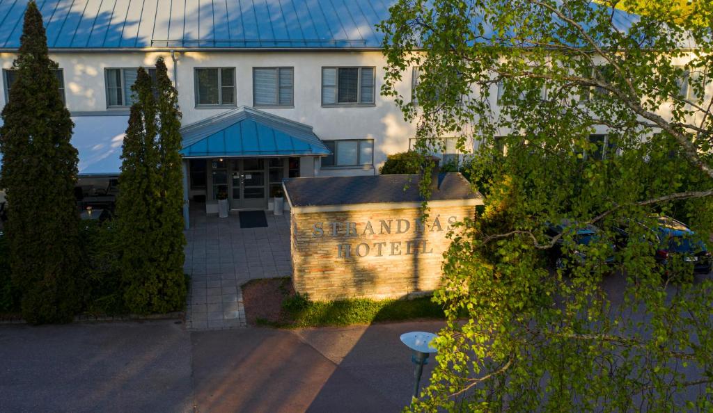 a sign in front of a building with aanded hotel at Strandnäs Hotell in Mariehamn