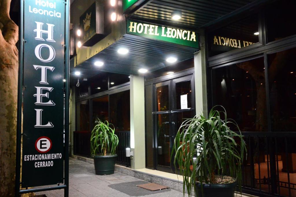 Un certificado, premio, letrero u otro documento en Hotel Leoncia