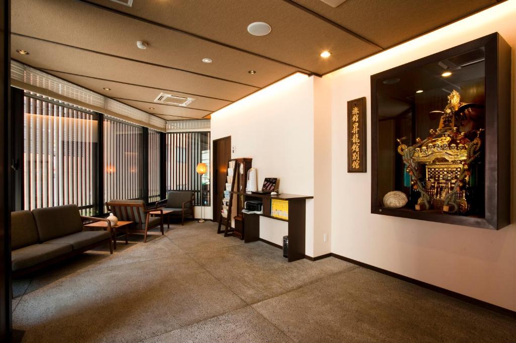 sala de estar con sofá y mesa en Ochanomizu Hotel Shoryukan, en Tokio