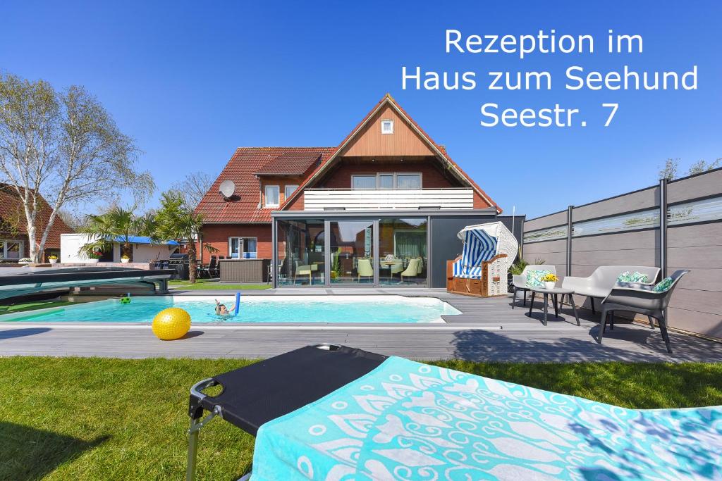 Poolen vid eller i närheten av Ferienwohnung Haus zum Seehund mit Pool und Brötchenservice