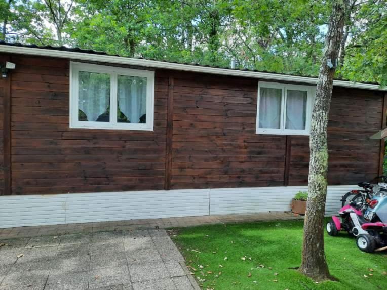 une maison avec deux motos garées devant elle dans l'établissement Mobil home tout confort, à La Teste-de-Buch