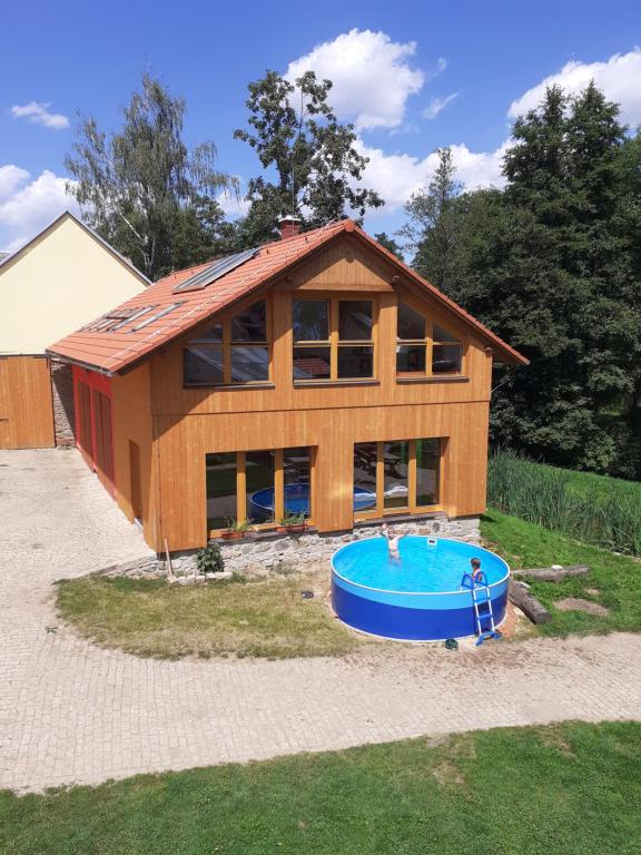 une maison avec une piscine en face de celle-ci dans l'établissement Kyprův mlýn, à Knínice