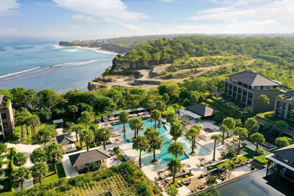 - une vue aérienne sur le complexe et l'océan dans l'établissement Radisson Blu Bali Uluwatu, à Uluwatu