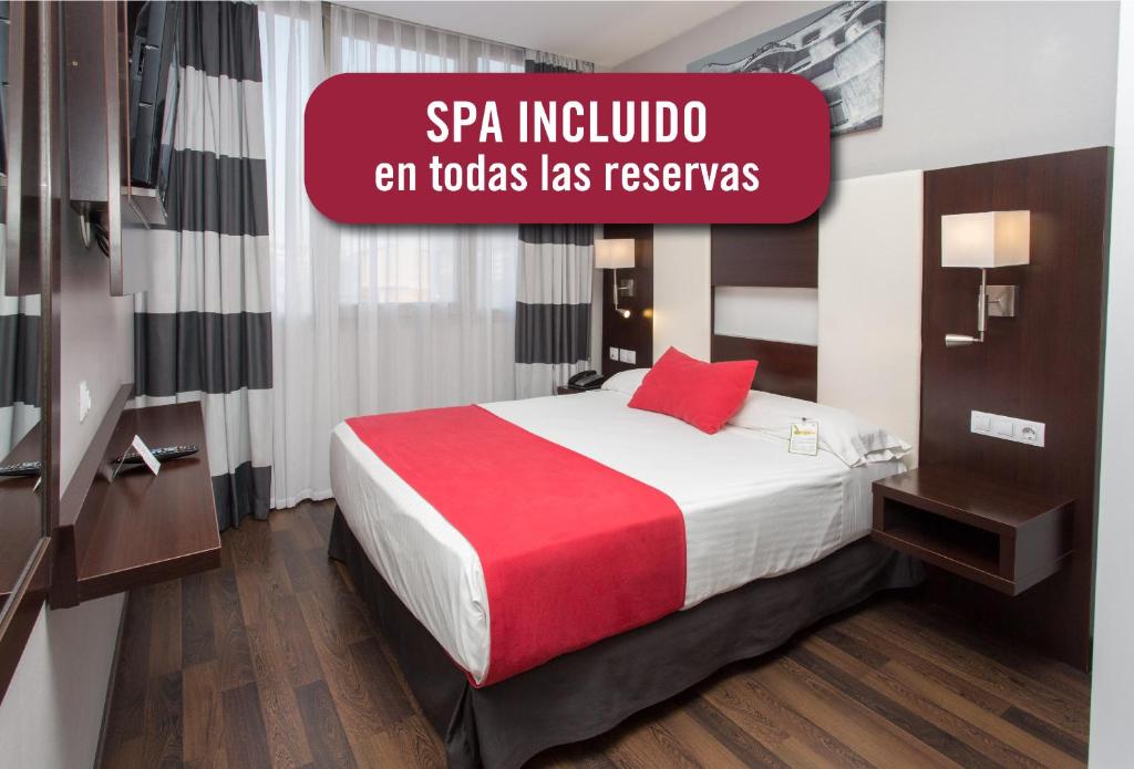 una camera d'albergo con letto e cuscino rosso di Hotel & Spa Villa Olimpica Suites a Barcellona