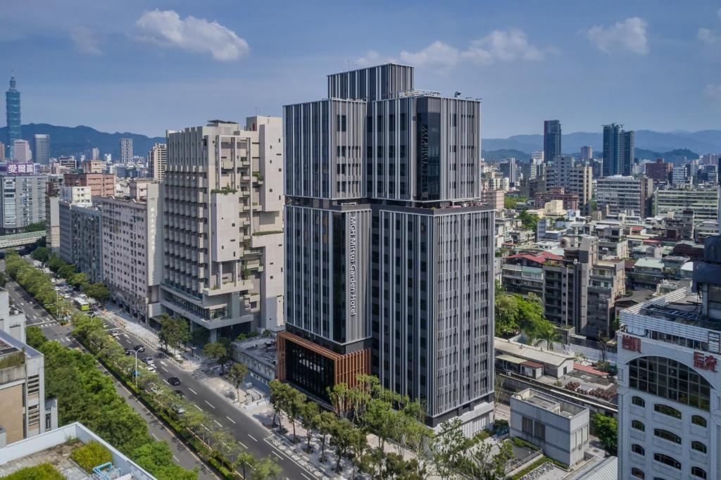 MGH Mitsui Garden Hotel Taipei Zhongxiao في تايبيه: اطلالة جوية على مدينة ذات مباني طويلة