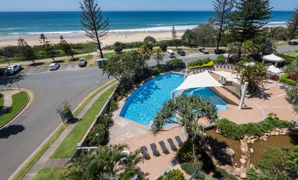 Piscina de la sau aproape de Oceana On Broadbeach