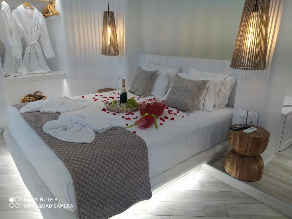 En sittgrupp på Majestique of Naxos luxury suites