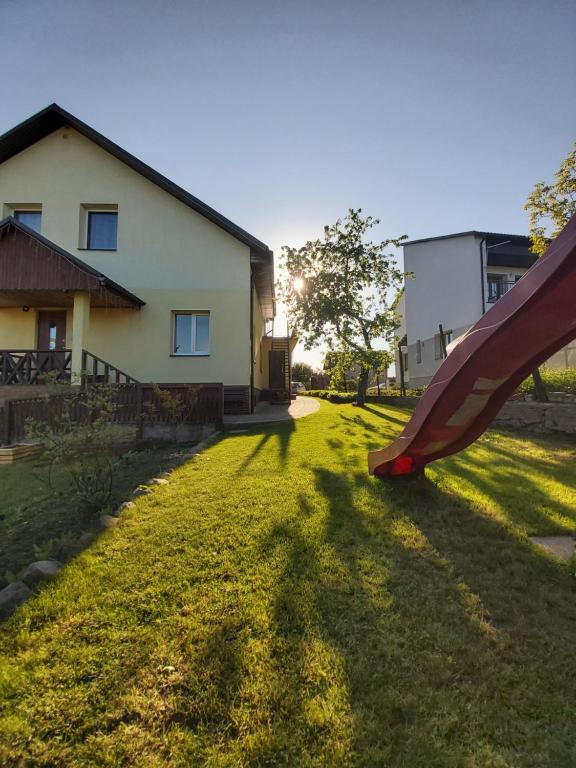 Puutarhaa majoituspaikan Apartments by the lake with fireplace ulkopuolella