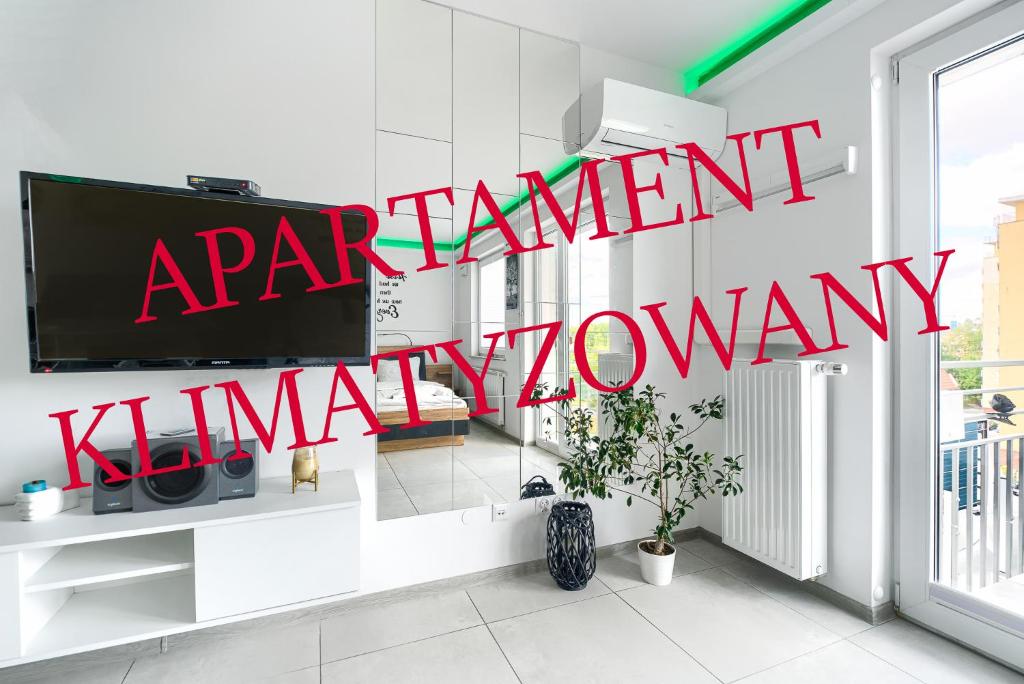 Televizors / izklaižu centrs naktsmītnē Good Day Apartments- private parking new town