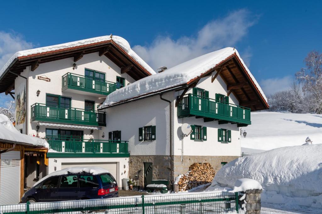 una casa con una macchina parcheggiata di fronte di Bodenmaiser Herz-Hoamad Ferienwohnung Bierl a Bodenmais