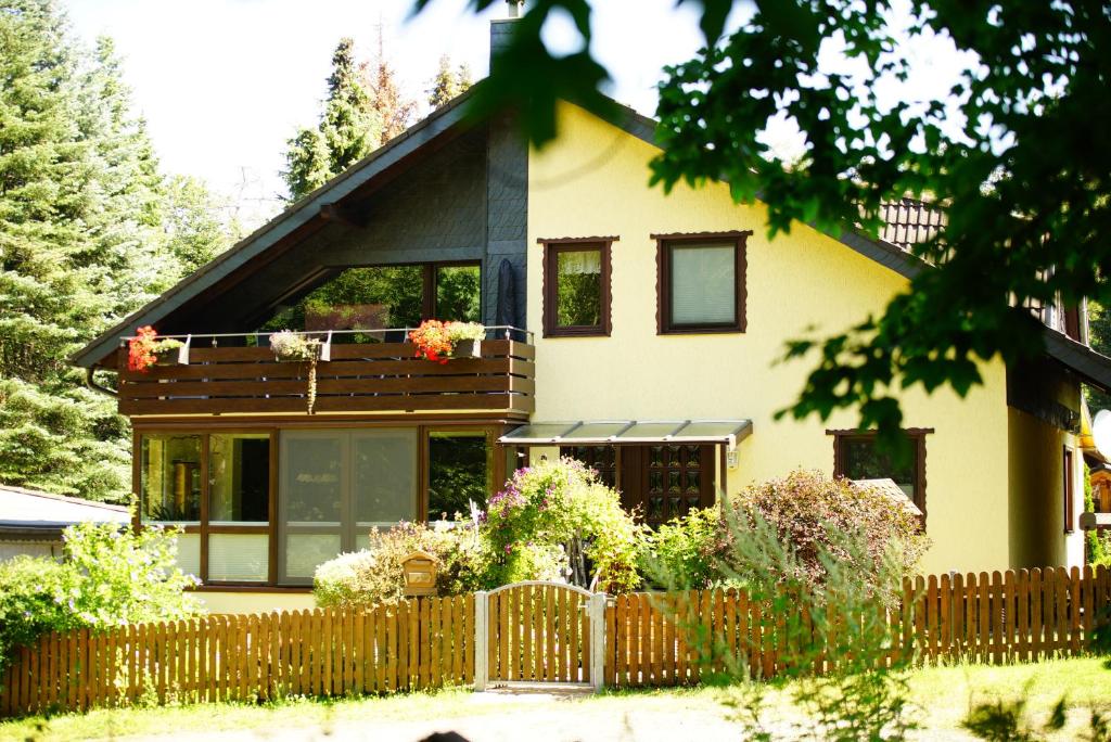 A garden outside Ferienwohnung im Wald mit Kamin