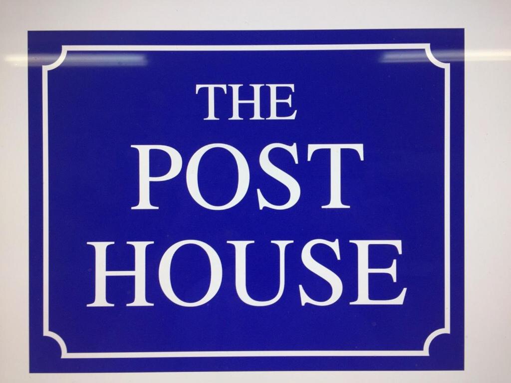 Et logo, certifikat, skilt eller en pris der bliver vist frem på The Post House