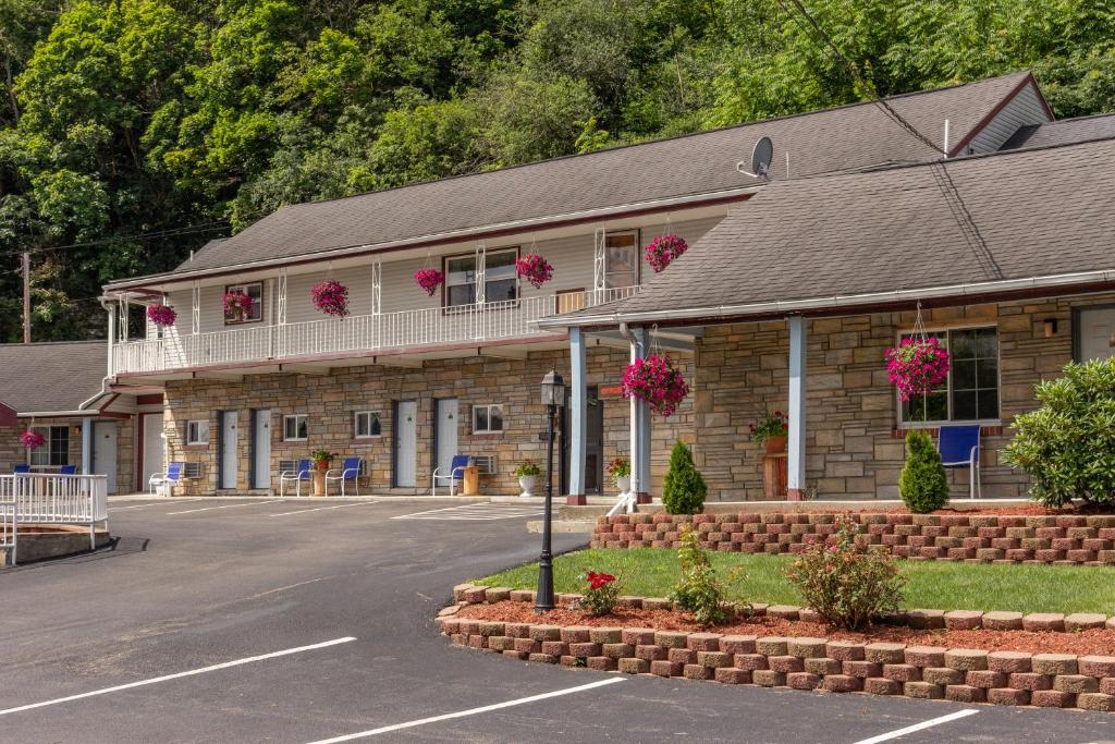 un bâtiment avec des fleurs sur ses balcons dans l'établissement Budget Inn Watkins Glen, à Watkins Glen