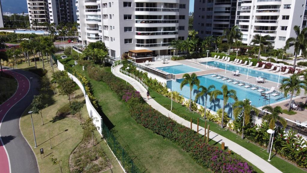 una vista aérea de un complejo con piscina en QUARTO EM CONDOMINIO DE LUXO NA BARRA DA TIJUCA, en Río de Janeiro