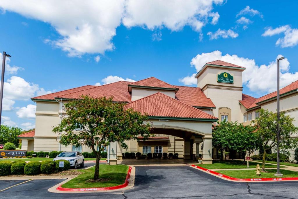 un hôtel avec une voiture garée sur un parking dans l'établissement La Quinta by Wyndham Bentonville, à Bentonville