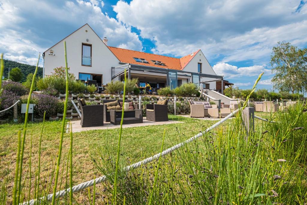 ein Haus mit Garten davor in der Unterkunft Vitis Kúria 7171 Balatonrendes in Balatonrendes