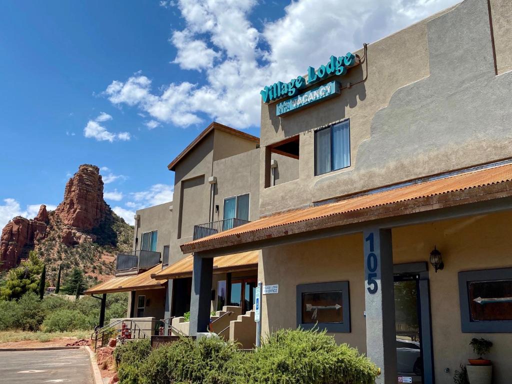 un bâtiment avec un panneau sur son côté dans l'établissement Sedona Village Lodge, à Sedona