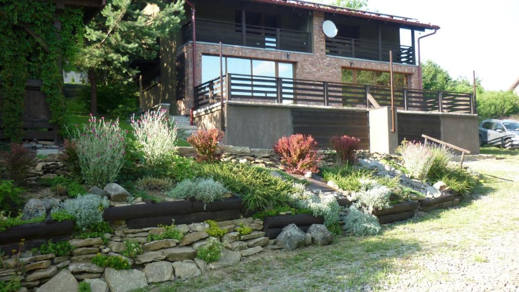 a garden in front of a house at Chata pri Vode in Kelča