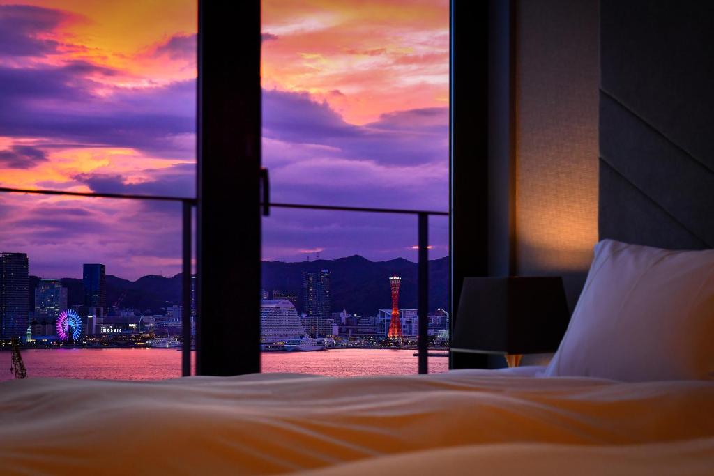 Schlafzimmer mit Blick auf die Skyline der Stadt in der Unterkunft Centurion Hotel&Spa Vintage Kobe in Kōbe