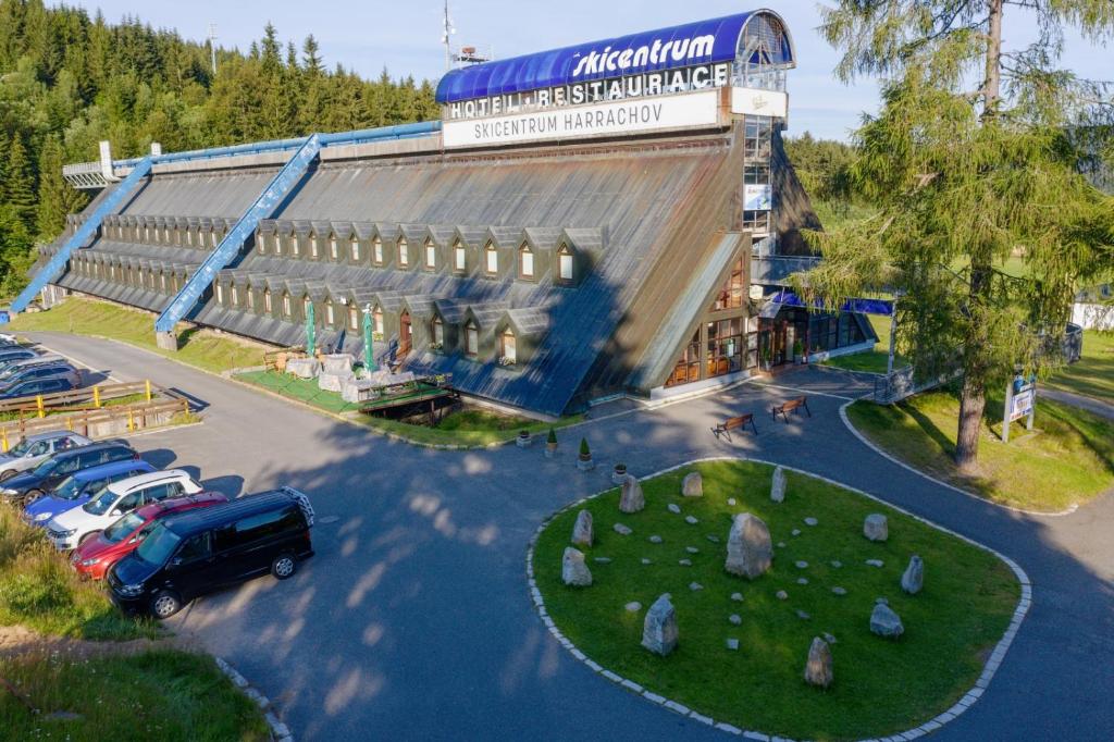 un edificio con auto parcheggiate di fronte di Hotel Skicentrum a Harrachov