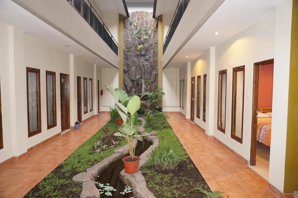 Un jardín fuera de Aloha Hotel Yogyakarta