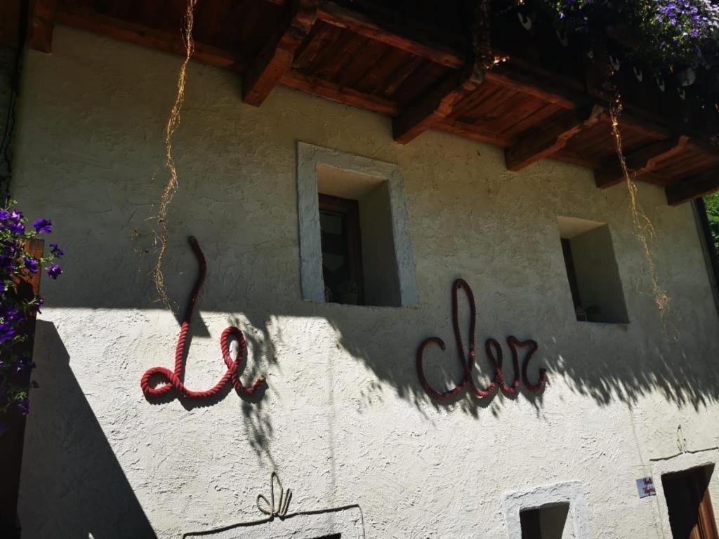 een gebouw met een bord aan de zijkant bij Maison Le Cler in Valtournenche