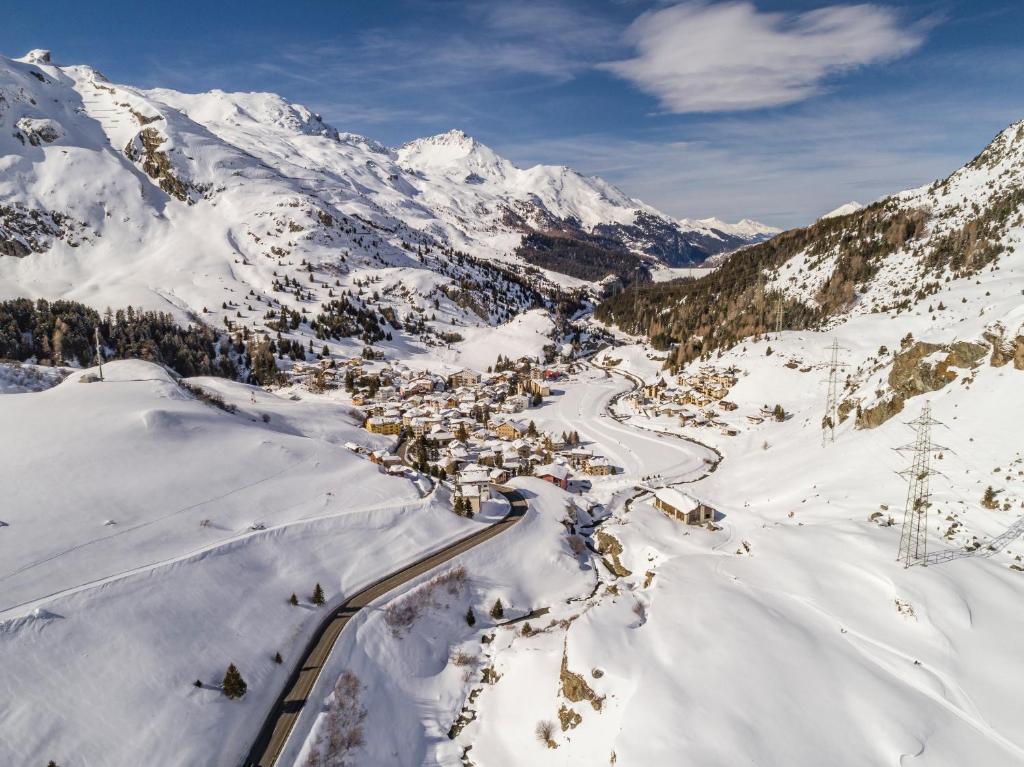 eine kleine Stadt im Schnee in den Bergen in der Unterkunft Ferienwohnung Grischuna in Bivio