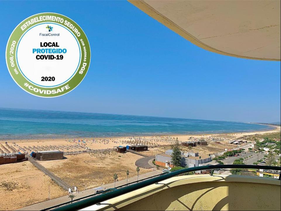 Blick auf den Strand mit dem Meer im Hintergrund in der Unterkunft Apartamentos Guadiana in Monte Gordo